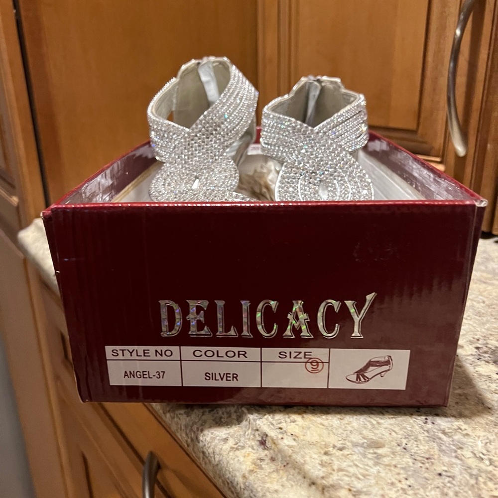 Short-heeled silver sparkly shoes